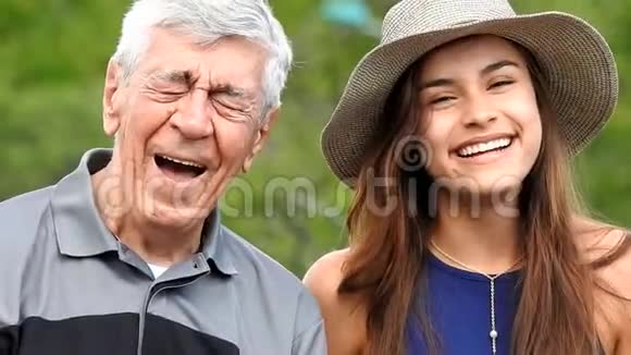 西班牙裔祖父和孙子视频的预览图