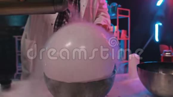 科学家把液氮倒在气球上显示化学反应视频的预览图