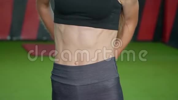 苗条的女性健美运动员使用测量磁带在健身房训练后的女孩视频的预览图