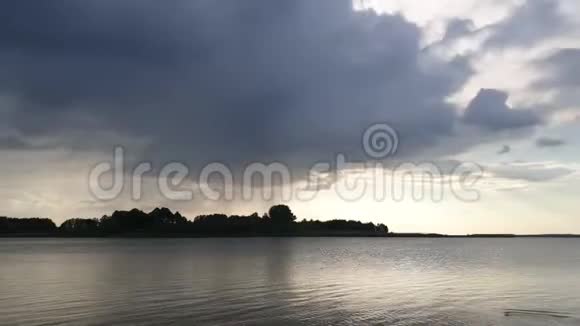 夏天的湖面上满是雨视频的预览图