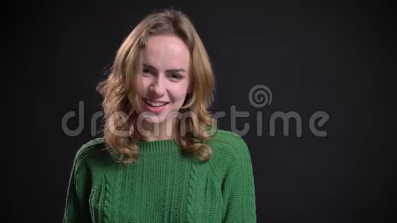 成年白种人女性在镜头前笑着开心的特写镜头视频的预览图