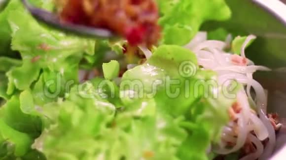 健康食品新鲜蔬菜沙拉泰国沙拉美女烹饪健康食材身体健康医疗保健概念视频的预览图