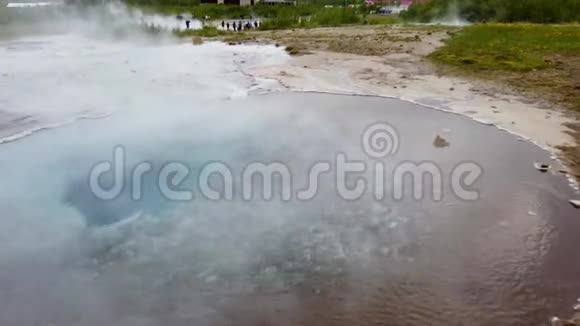 冰岛Strokkur地热景观热水和烟雾冰岛Strokku视频的预览图