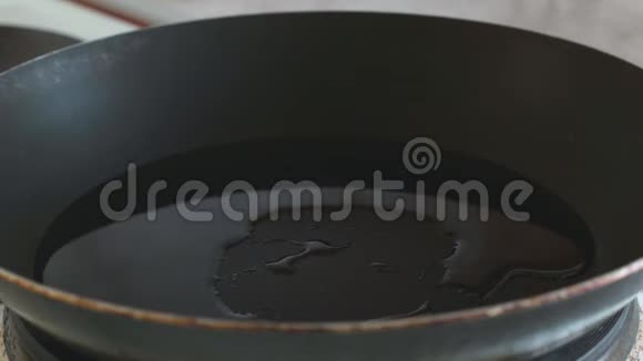 3个鸡蛋被打碎成一个煎锅慢动作视频的预览图