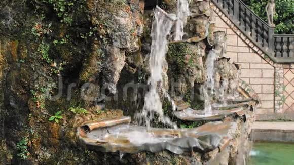 德国汉诺威美丽不寻常的瀑布喷泉水倒在石碗里特写镜头反对视频的预览图