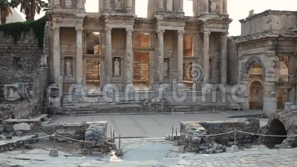 古罗马遗址的美丽古罗马图书馆视频的预览图