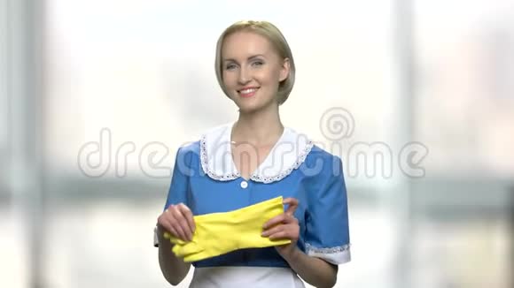 开朗的女清洁工戴上手套视频的预览图