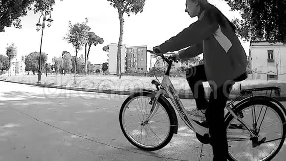 青少年骑自行车视频的预览图