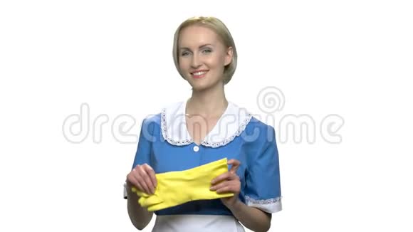 年轻的微笑女仆戴上黄色手套视频的预览图