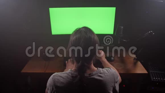 有创造力的人在电脑前工作在他面前是一个绿色的屏幕4K慢慢视频的预览图