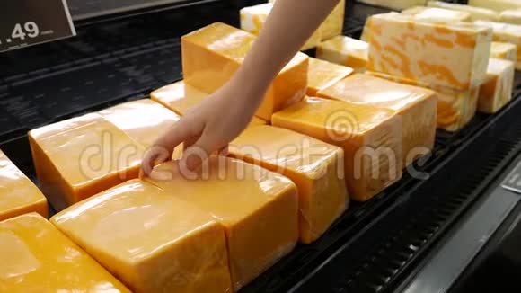 女人手奶酪的动作视频的预览图