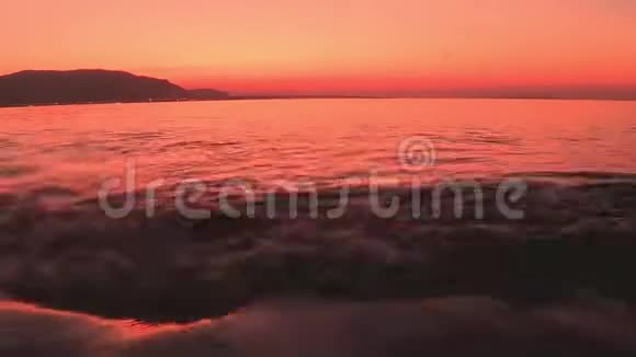 清晨在佛罗里达海洋沙洲上日出日落时波罗的海海湾的美丽景色万里无云视频的预览图
