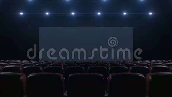 穿过椅子上方黑暗的现代电影院大厅来到点亮的银幕前美丽的绿色3d动画视频的预览图