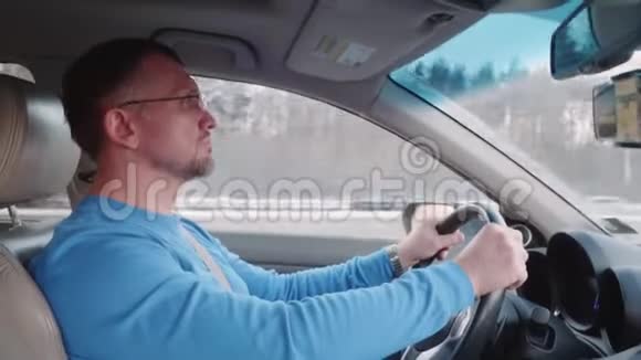 专业司机在高速公路上驾驶汽车视频的预览图