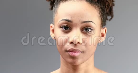 一个美国黑人女人的强烈表情视频的预览图