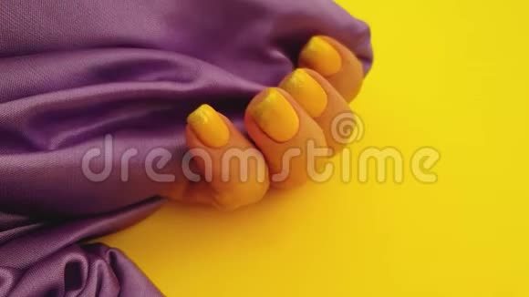 女性手部修甲丝绸慢动装饰视频的预览图