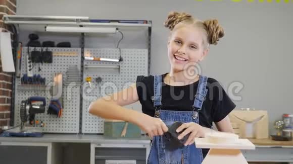 小小的建筑理念一个10岁的女孩在工厂里玩黄色的建筑卷尺和视频的预览图