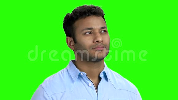 快乐体贴的印度佬在绿幕上视频的预览图
