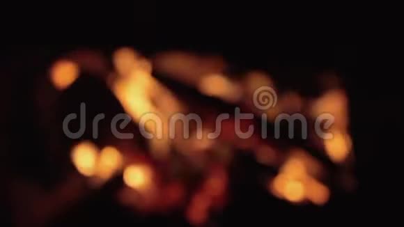 分散注意力在炉子和壁炉里缓慢地燃烧着火焰拍摄特写镜头烧柴火和书报上的纸视频的预览图