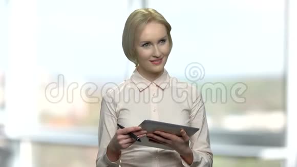 在电脑平板电脑上工作的迷人女性建筑师视频的预览图