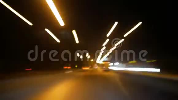 时间流逝的汽车在夜间行驶视频的预览图