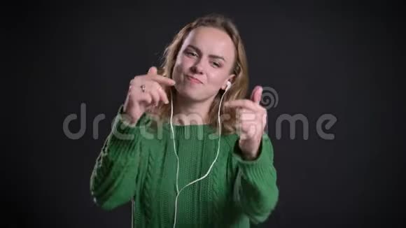成人快乐白种人女性在氛围中听音乐快乐跳舞的特写镜头视频的预览图
