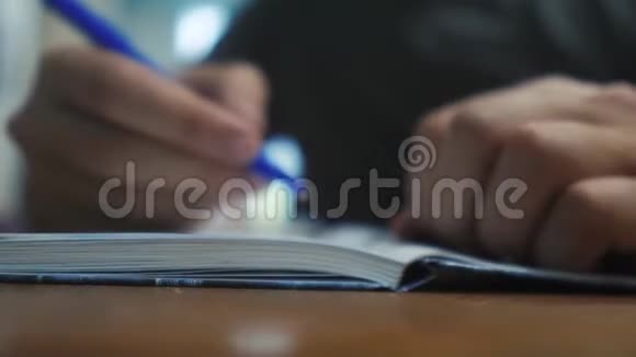 人在笔记本上写字男人手写记事本概念商业教育男人做笔记的生活方式视频的预览图