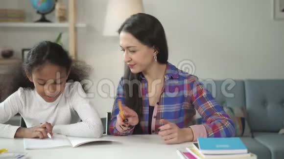 成年混血女教师白天在学校上课时坐着和美国黑人学生孩子说话视频的预览图