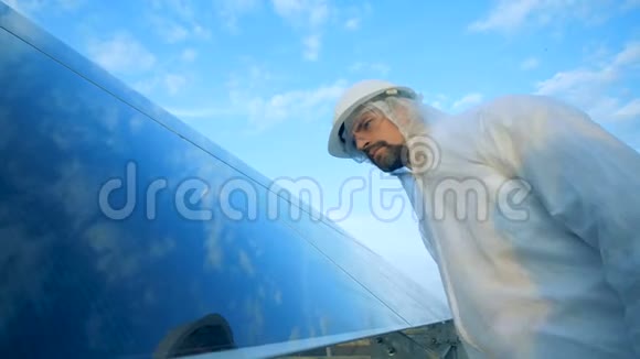一名工人清洁太阳电池关闭视频的预览图