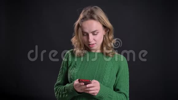 成人白种人女性在镜头前随意在手机上发短信的特写镜头视频的预览图