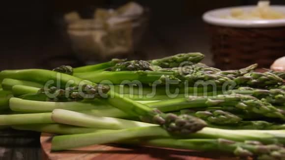 绿芦笋的皮茎落在桌子上视频的预览图