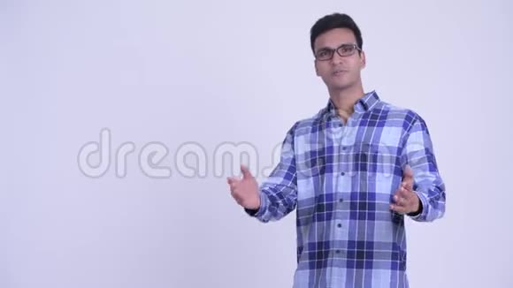 快乐年轻的印度时髦男人视频的预览图