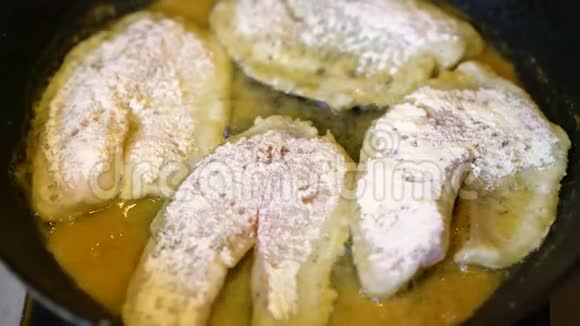 在煎锅上煎鱼片烹饪自制炸鱼汉堡馅饼用铁油炸鱼片视频的预览图