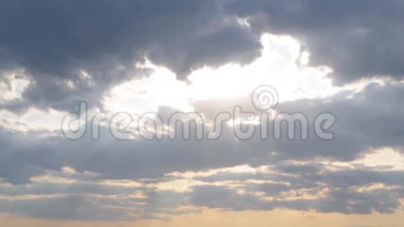 乌云密布的景象太阳从云层里出来视频的预览图