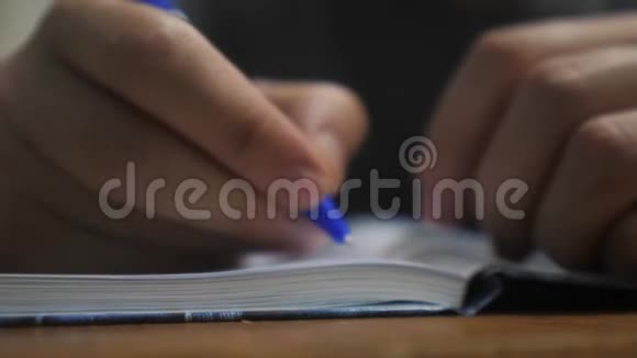 人在笔记本上写字男人用生活方式记事本手写概念商业教育男人做笔记视频的预览图