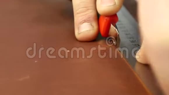 男匠用刀切皮极端特写视频的预览图