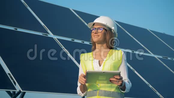 女人站在太阳能电池板附近微笑着闭上眼睛视频的预览图