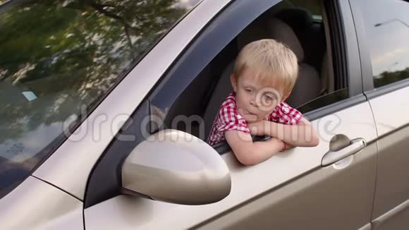 夏天看车窗外的小孩的画像视频的预览图