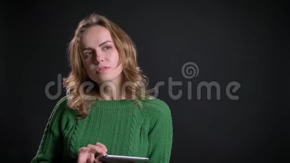 用平板电脑拍摄白种人成年女性的特写肖像在镜头前体贴入微视频的预览图