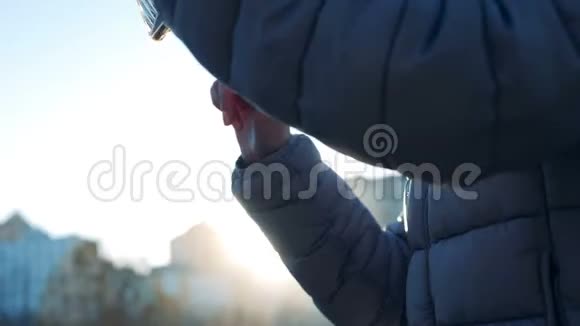 一位女士正拿着一部智能手机她的仿生手在街上视频的预览图