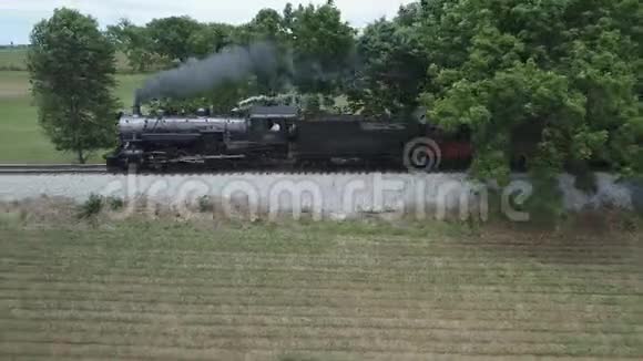 蒸汽火车后的空中景观视频的预览图
