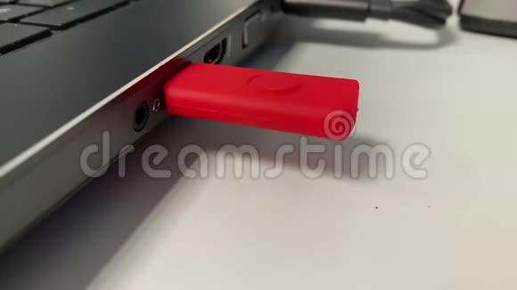 在笔记本电脑里闪烁USB棒视频的预览图