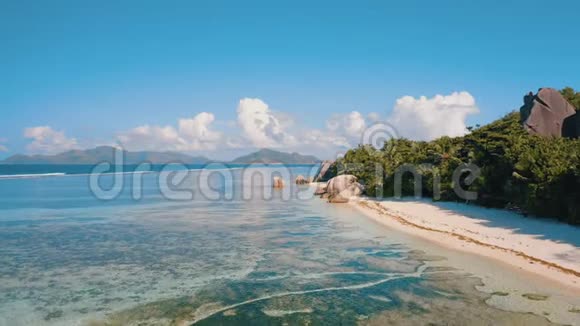航空无人机4k镜头独特的热带Anse源D阿根廷海滩上的拉迪盖岛塞舌尔视频的预览图