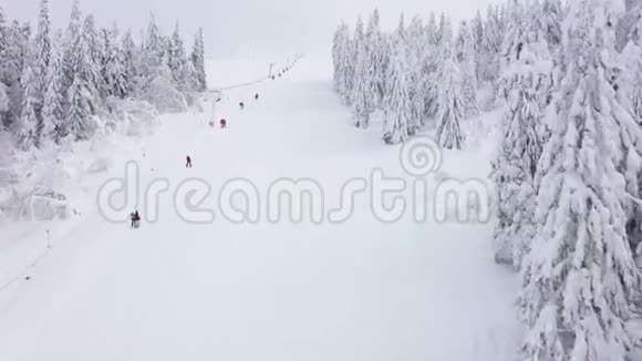 滑雪坡的空中景观滑雪升降机将滑雪者和滑雪板提升到山顶两边都是视频的预览图