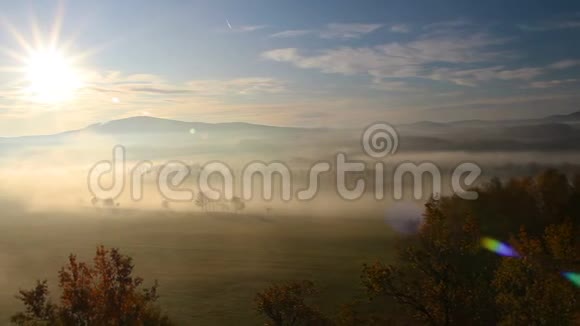 在日出时雾蒙蒙的草地和小山旁转弯捷克风景视频的预览图