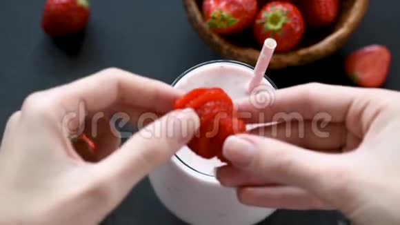 女人用新鲜草莓装饰奶昔视频的预览图
