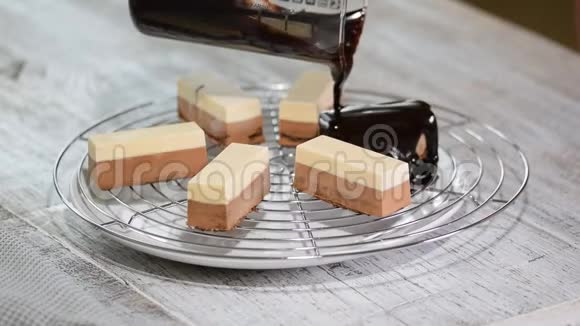 糕点厨师正在装饰慕斯蛋糕与液体巧克力倒在蛋糕顶部视频的预览图