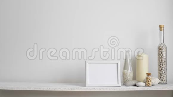 现代客房装饰与相框模型架子靠白色的墙壁装饰蜡烛玻璃和岩石手把手视频的预览图