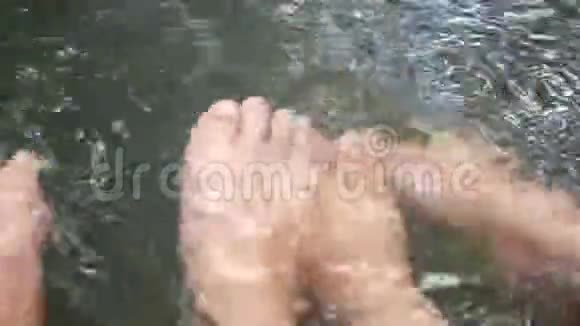 清凉天然温泉水流中的情侣赤脚视频的预览图