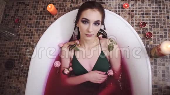 甜美性感的年轻女子浓妆艳抹在spa酒馆里用玫瑰轻松洗澡可爱的女孩喜欢在视频的预览图